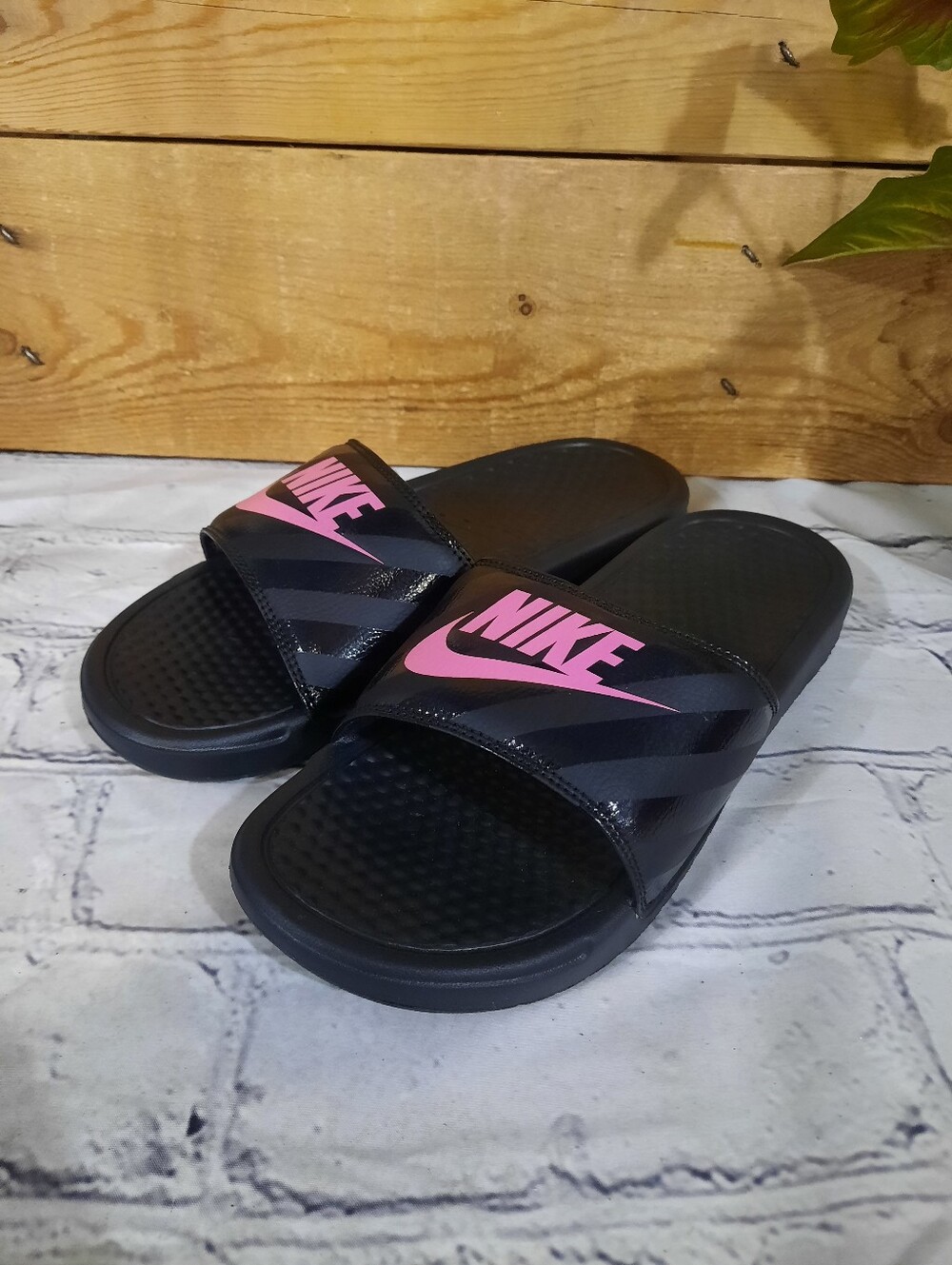 New Without Tags Women's 8 Nike Benassi Jdi Slides Black And Pink